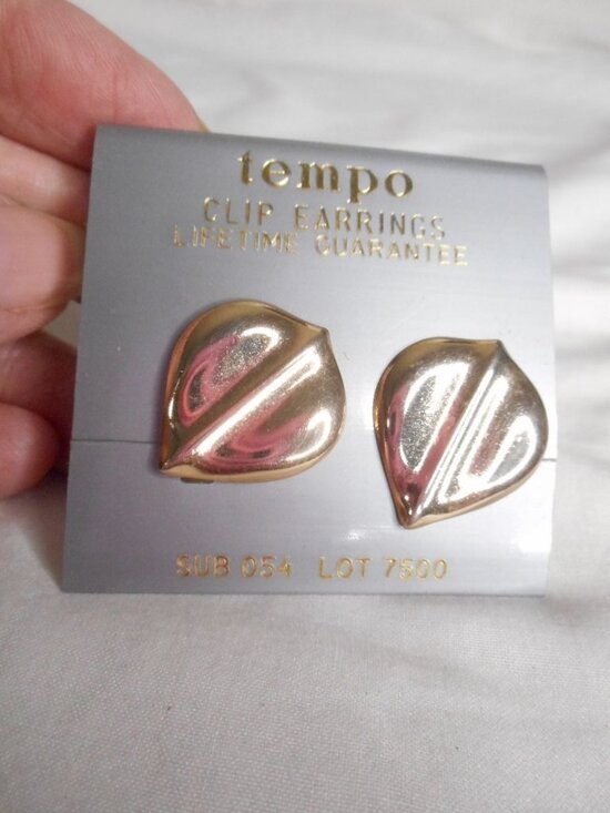 Tempo Jewelry - Vintage 1980s goldtone Abstract leaf Earrings Clip on Costume jewelry